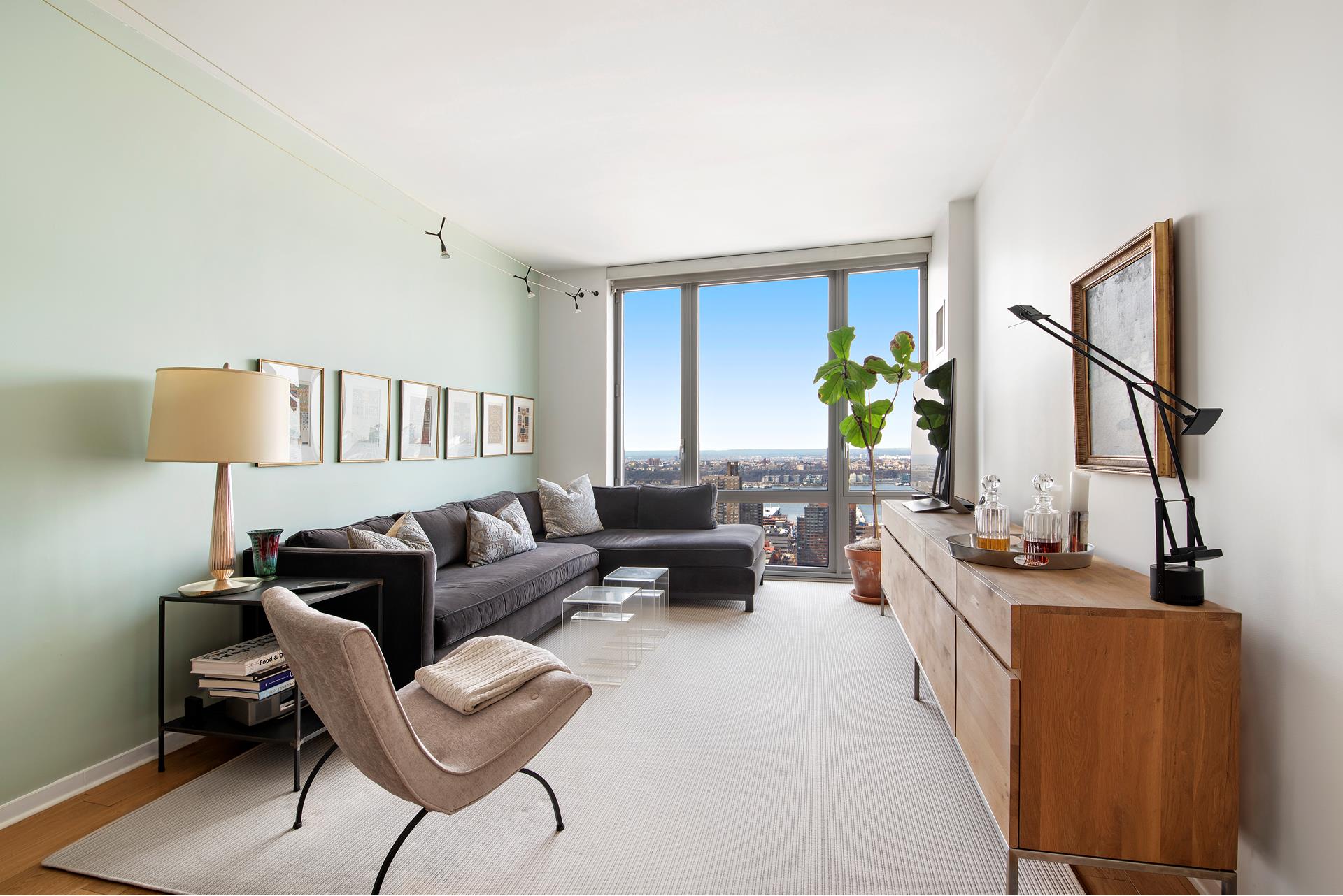 310 West 52nd Street 40C, Hells Kitchen, Midtown West, NYC - 1 Bedrooms  
1.5 Bathrooms  
4 Rooms - 