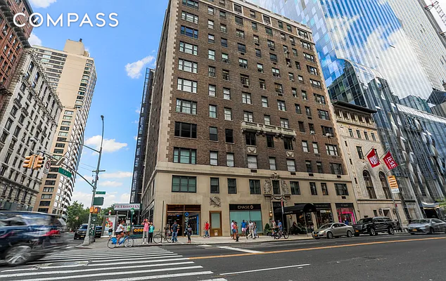 171 West 57th Street 11B, Midtown Central, Midtown East, NYC - 3 Bedrooms  
3.5 Bathrooms  
7 Rooms - 