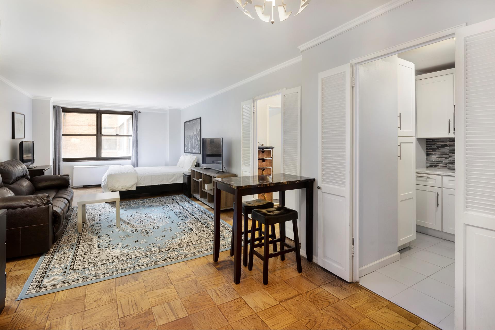 Photo 1 of 305 East 40th Street 8A, Midtown East, NYC, $430,000, Web #: 1074919932