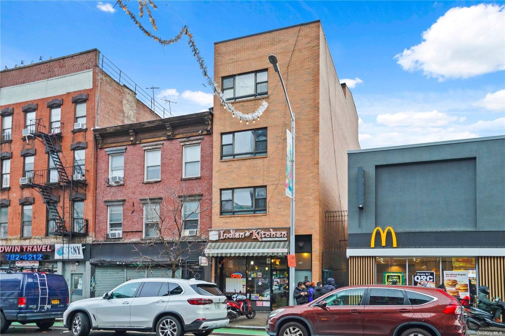 739 Grand Street, Williamsburg, Brooklyn, New York - 6 Bathrooms  
2 Rooms - 