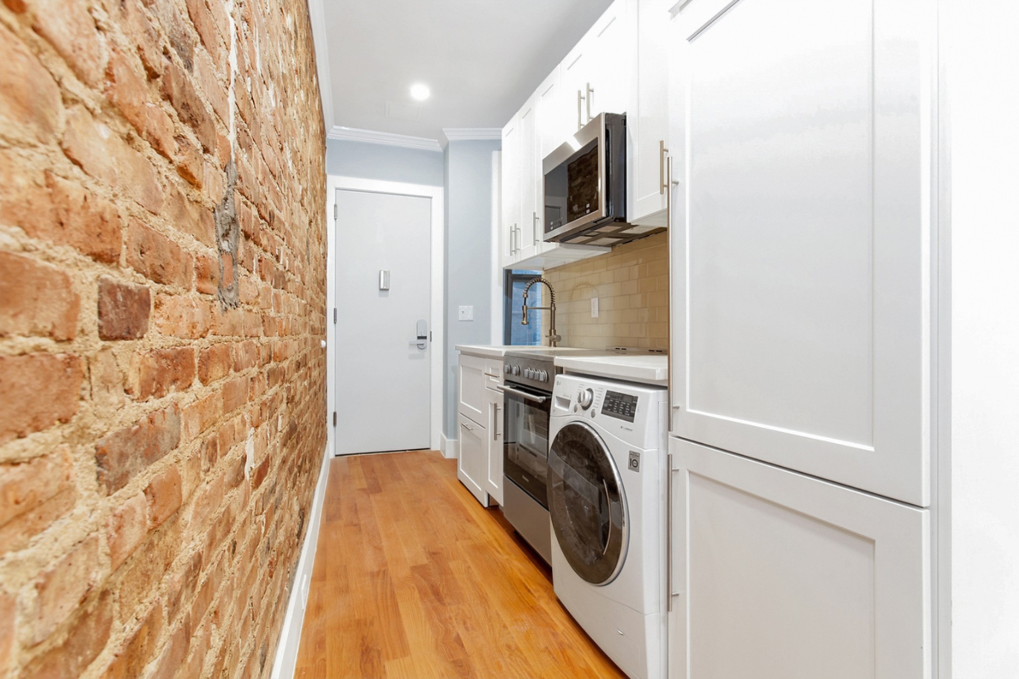 1685 1st Avenue 8, Upper East Side, Upper East Side, NYC - 3 Bedrooms  
2 Bathrooms  
5 Rooms - 