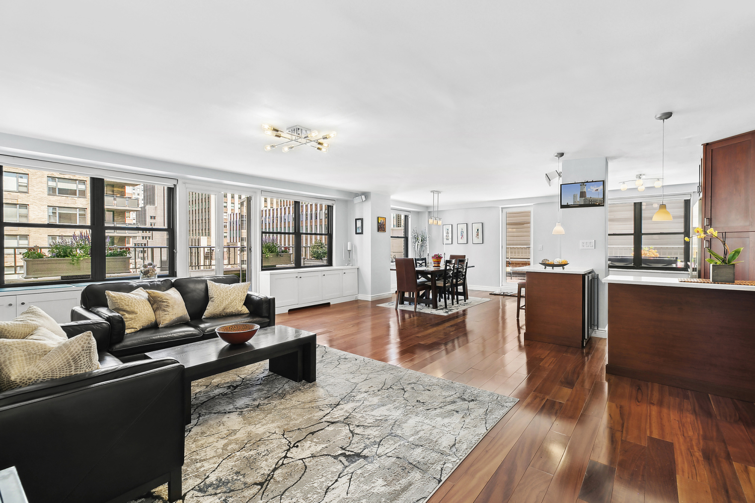 305 East 40th Street 19Cd, Murray Hill, Midtown East, NYC - 3 Bedrooms  
3 Bathrooms  
6 Rooms - 