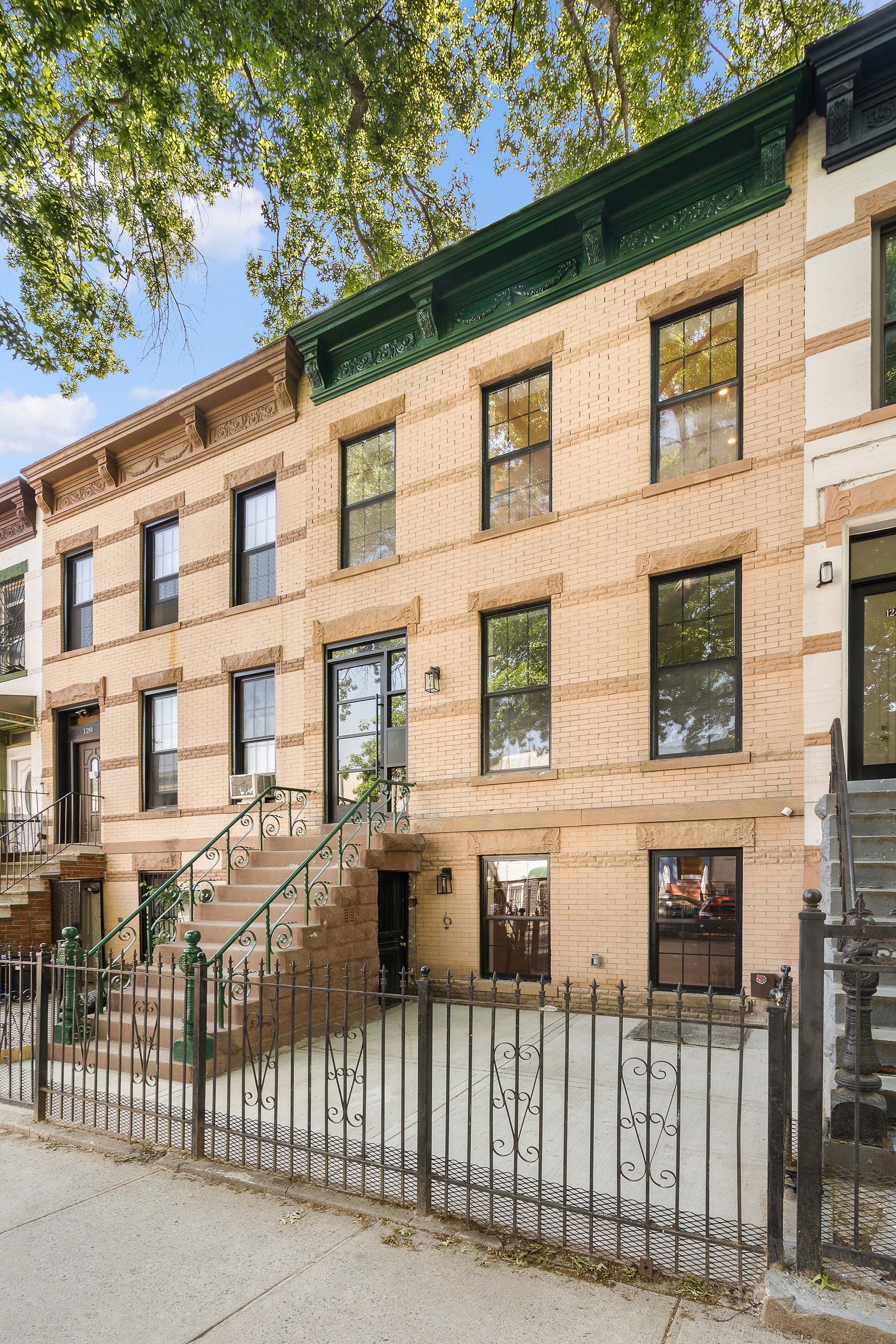 1242 Putnam Avenue, Bushwick, Brooklyn, New York - 6 Bedrooms  
6.5 Bathrooms  
16 Rooms - 