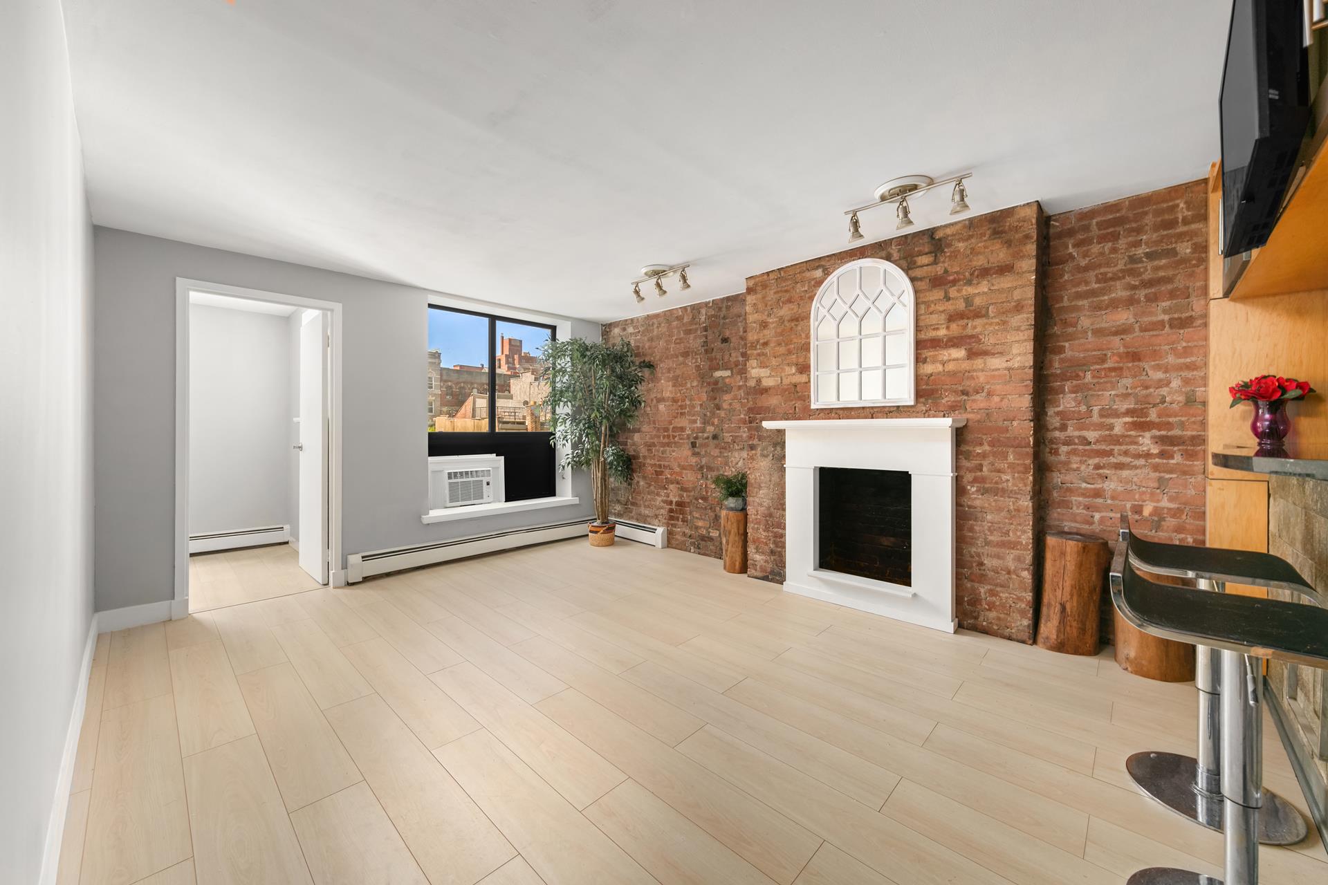 244 East 30th Street 4B, Kips Bay, Midtown East, NYC - 2 Bedrooms  
2 Bathrooms  
4 Rooms - 