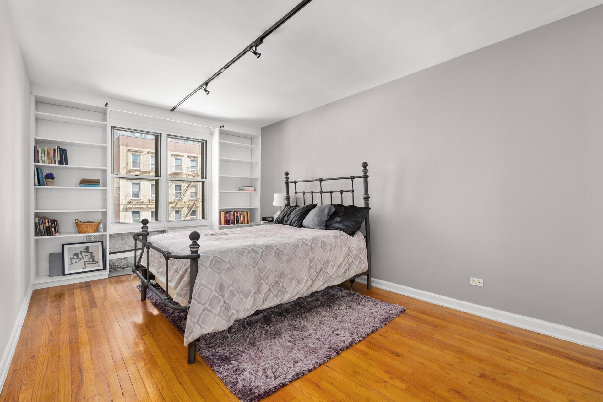 400 West 58th Street 4G, Hells Kitchen, Midtown West, NYC - 1 Bedrooms  
1 Bathrooms  
3 Rooms - 