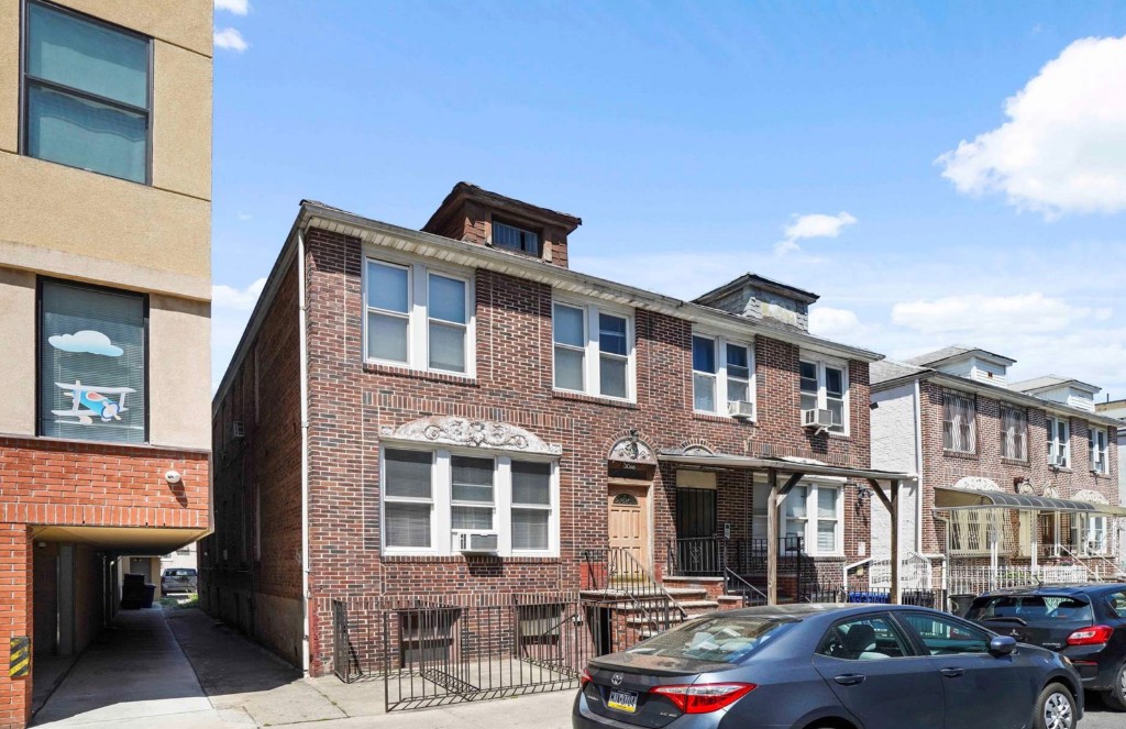 3066 Brighton 14th Street, Brighton Beach, Brooklyn, New York - 5 Bedrooms  
4 Bathrooms  
13 Rooms - 