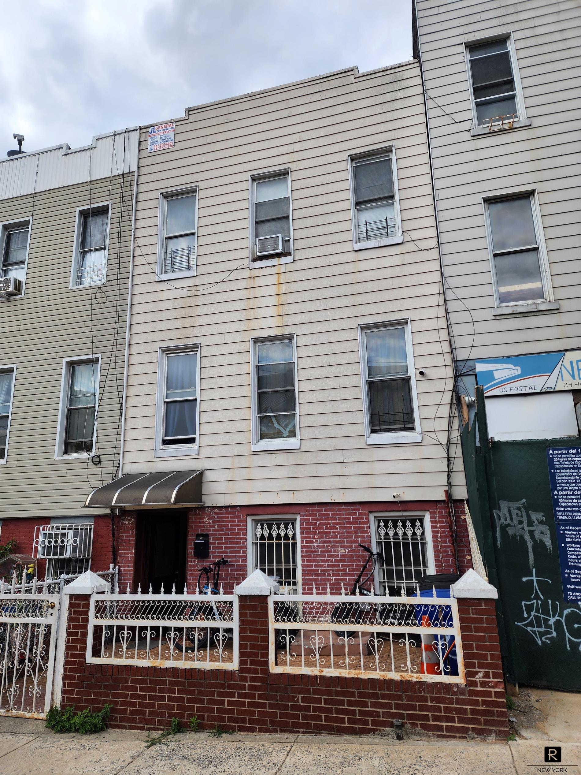 76 Beaver Street, Bushwick, Brooklyn, New York - 6 Bedrooms  
3 Bathrooms  
10 Rooms - 