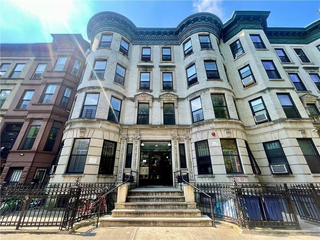 848 Park Place 4E, Crown Heights, Brooklyn, New York - 4 Bedrooms  
2 Bathrooms  
7 Rooms - 