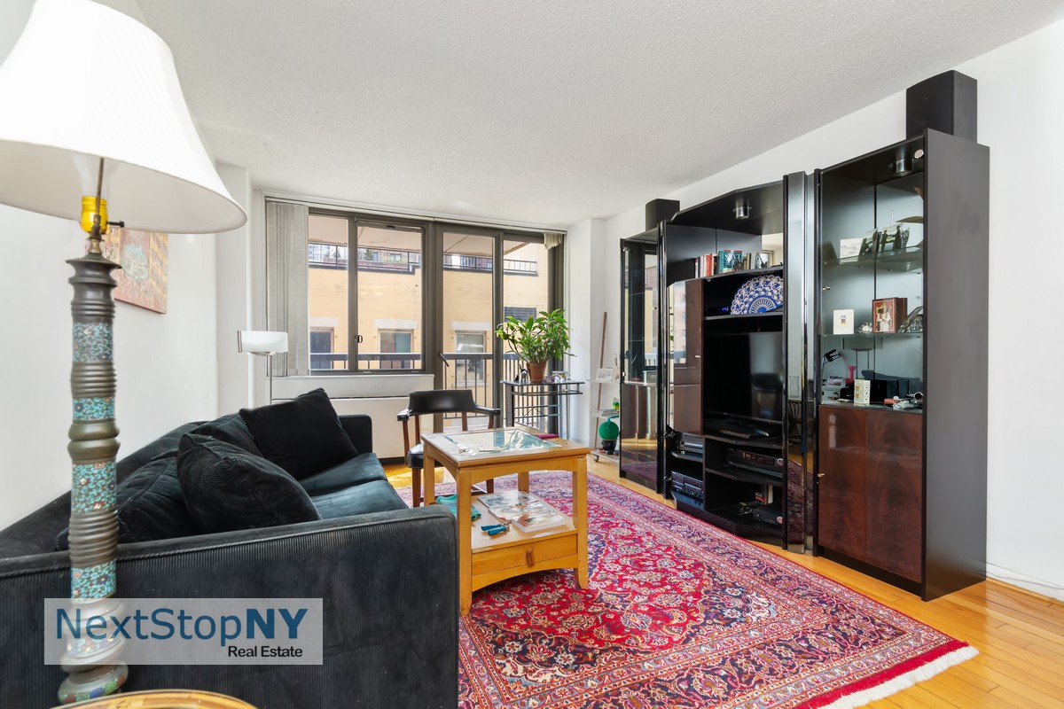 300 East 54th Street 6C, Sutton Place, Midtown East, NYC - 1 Bedrooms  
1 Bathrooms  
3 Rooms - 