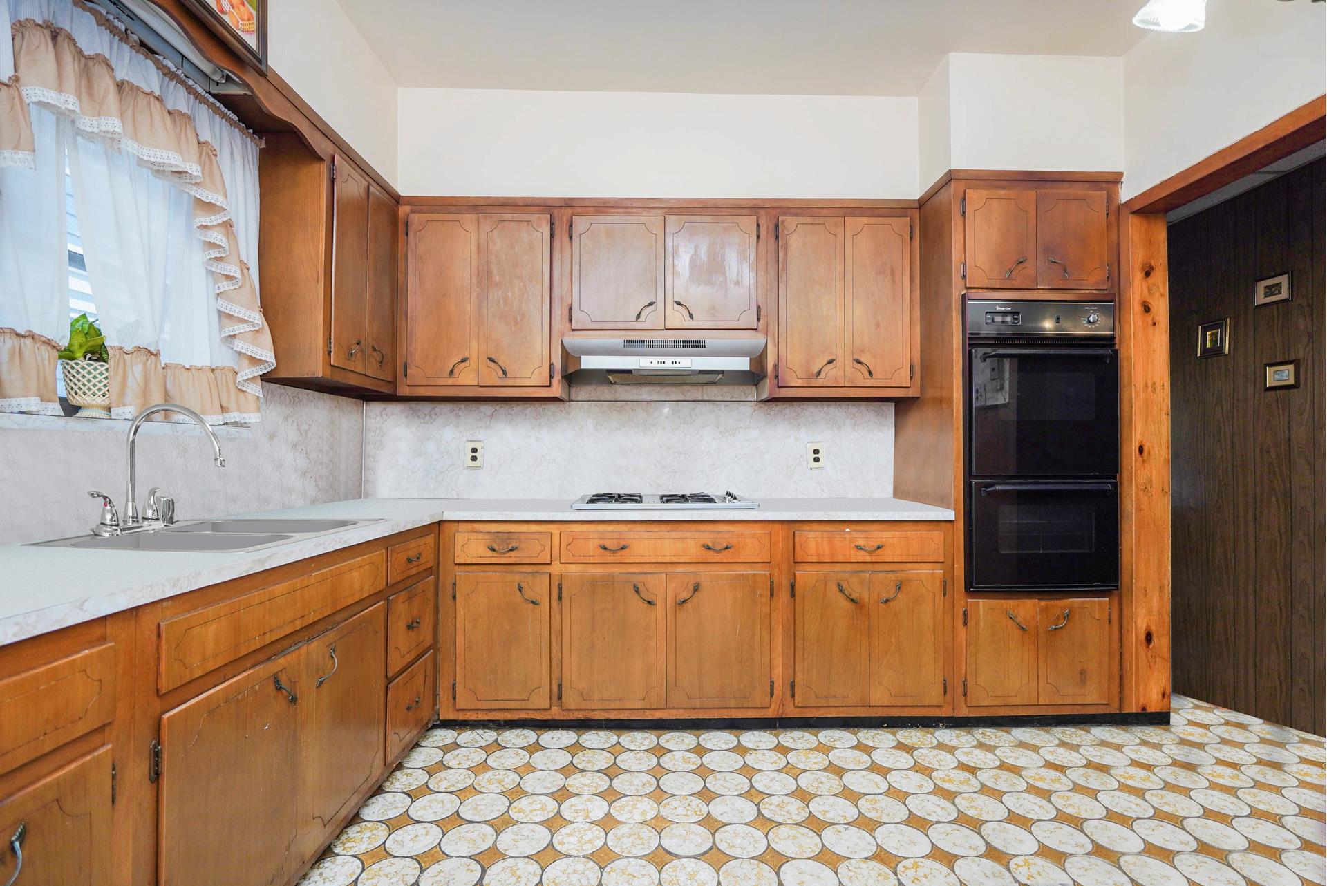 2127 East 19th Street, Homecrest, Brooklyn, New York - 6 Bedrooms  
2 Bathrooms  
10 Rooms - 