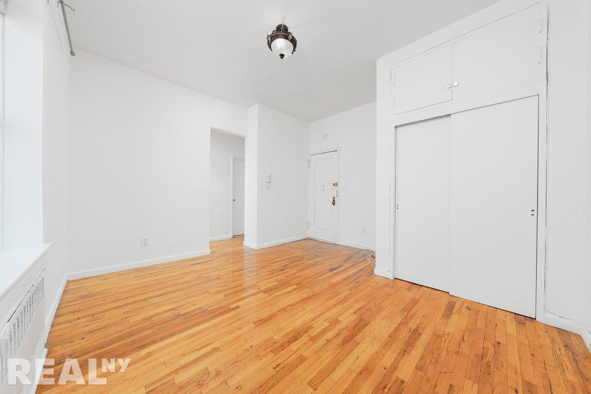 Photo 1 of 108 West 80th Street 52, Upper West Side, NYC, $450,000, Web #: 1076769192