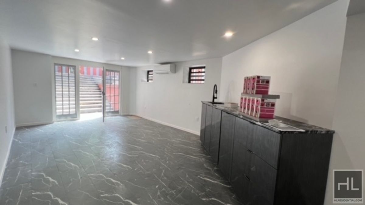 45 Cumberland Street 1, Fort Greene, Brooklyn, New York - 5 Bedrooms  
3 Bathrooms  
7 Rooms - 