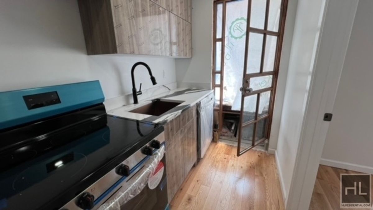 Photo 1 of 45 Cumberland Street 2, Fort Greene, New York, $6,000, Web #: 1076772113