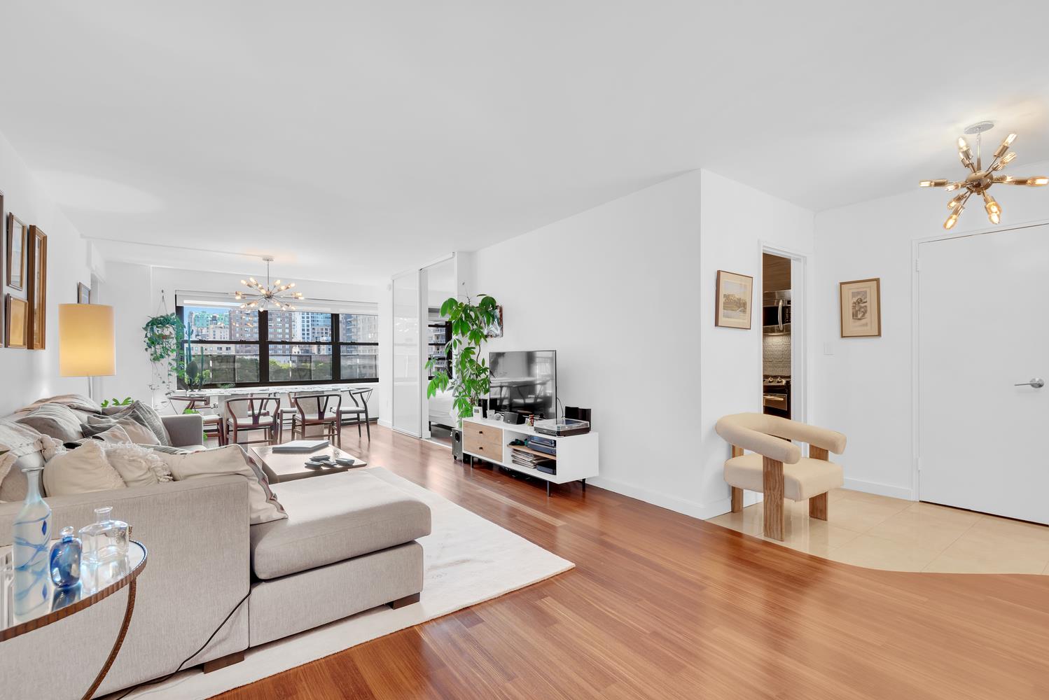 140 West End Avenue 10V, Lincoln Square, Upper West Side, NYC - 2 Bedrooms  
1 Bathrooms  
5 Rooms - 