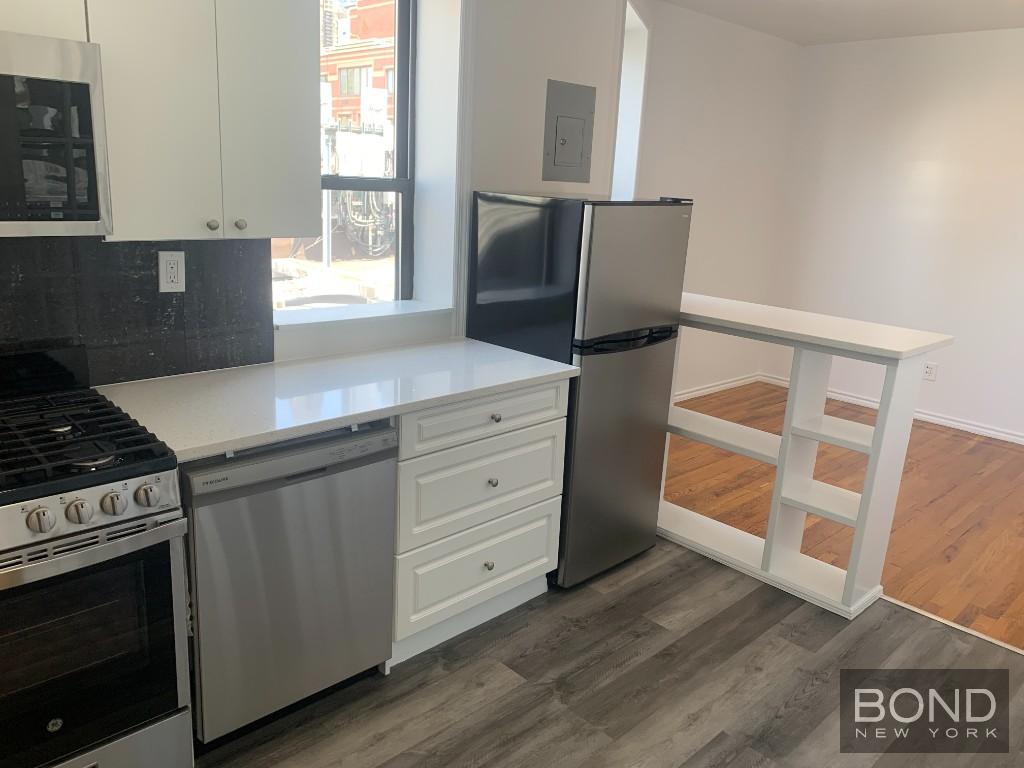 717 9th Avenue 5B, Midtown West, Midtown West, NYC - 2 Bedrooms  
1 Bathrooms  
4 Rooms - 