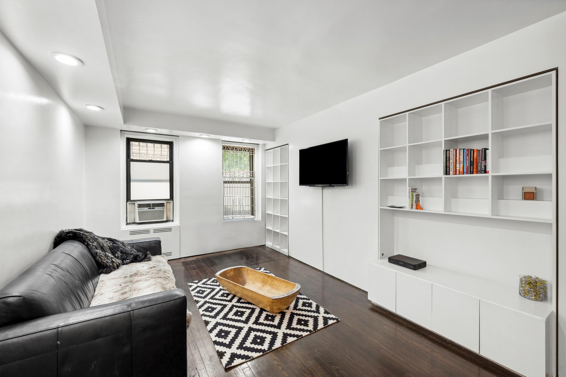 Photo 1 of 166 West 22nd Street 1A, Chelsea, NYC, $990,000, Web #: 1076927235