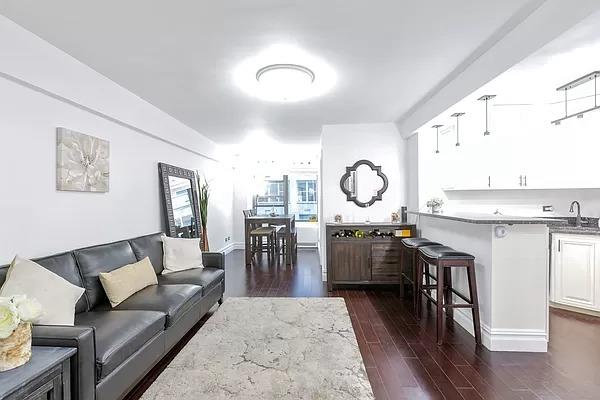 150 East 56th Street 4G, Sutton Place, Midtown East, NYC - 2 Bedrooms  
1 Bathrooms  
4 Rooms - 