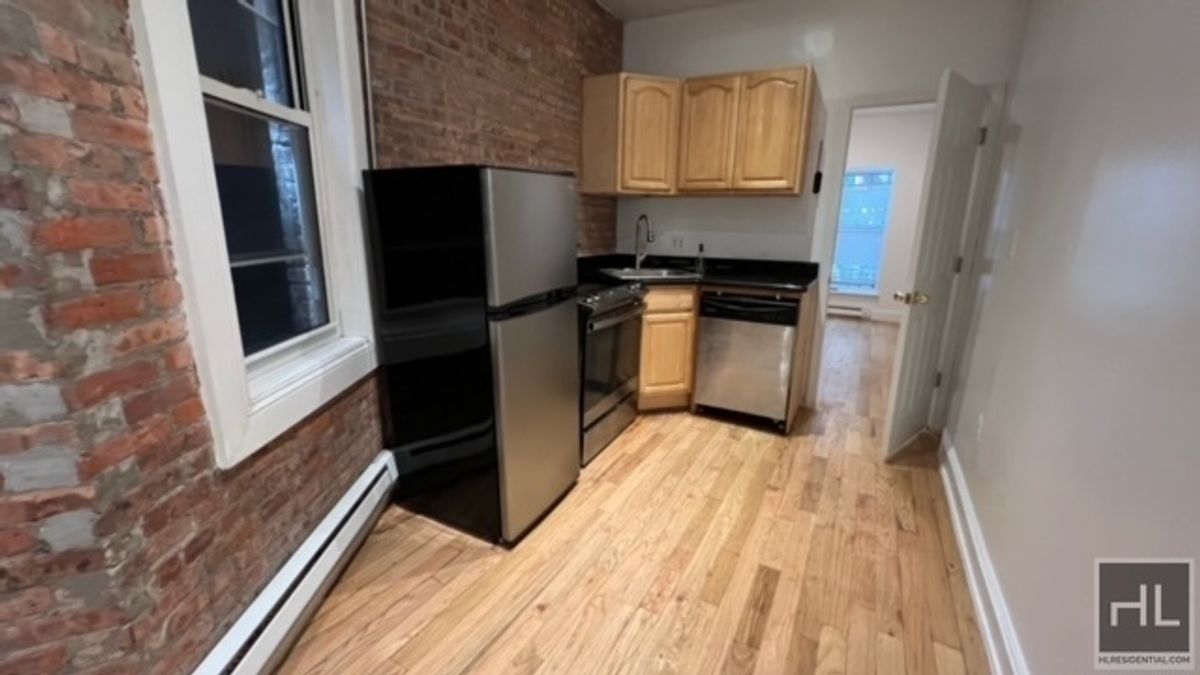 21 Adelphi Street 1R, Fort Greene, Brooklyn, New York - 2 Bedrooms  
2.5 Bathrooms  
4 Rooms - 