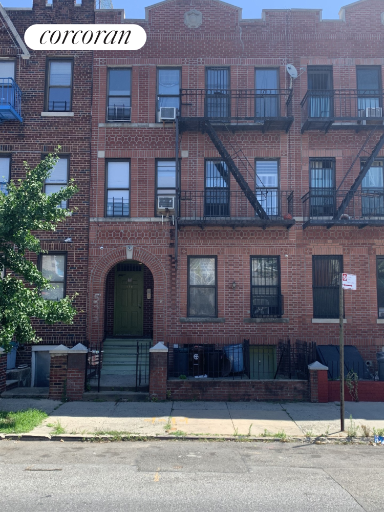 533 Snediker Avenue, East New York, Brooklyn, New York - 9 Bedrooms  
3.5 Bathrooms  
18 Rooms - 