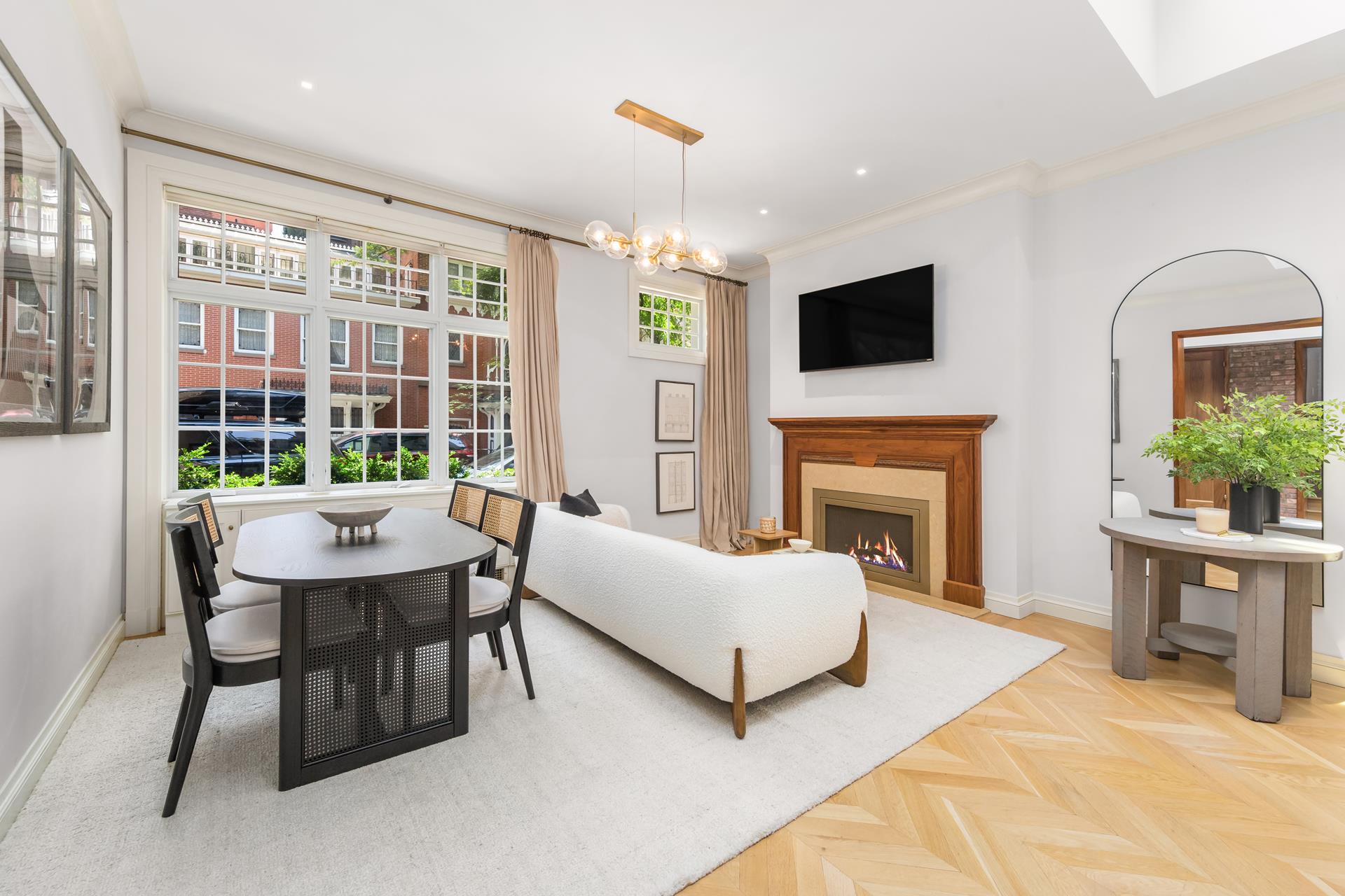 78 Irving Place Carriage, Gramercy Park, Downtown, NYC - 3 Bedrooms  
2.5 Bathrooms  
5 Rooms - 