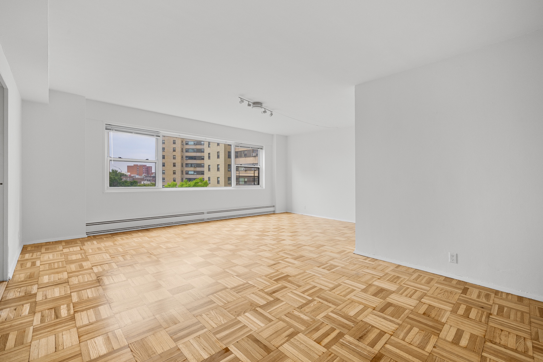 Photo 1 of 3 Fordham Hill Oval 8F, Bronx Park and Fordham, New York, $249,000, Web #: 1078811813