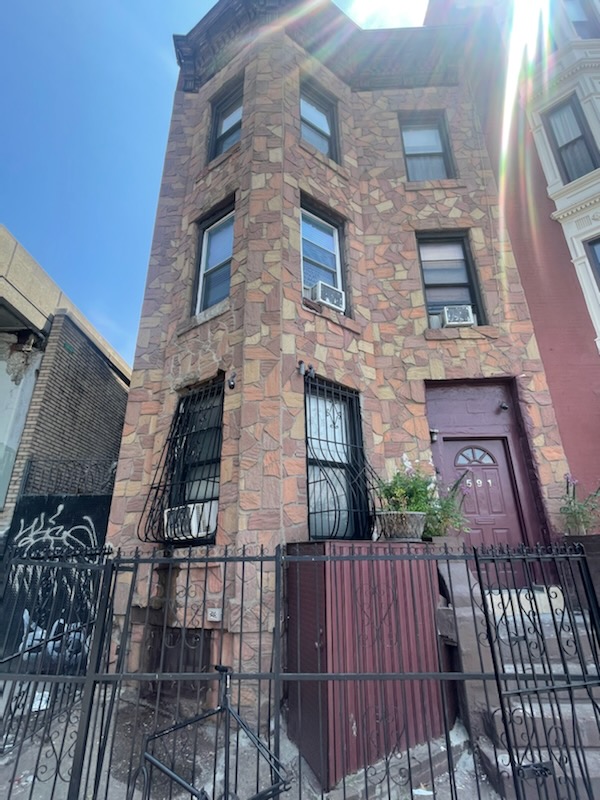 591 4th Avenue, Greenwood Heights, Brooklyn, New York - 8 Bedrooms  
4 Bathrooms  
14 Rooms - 