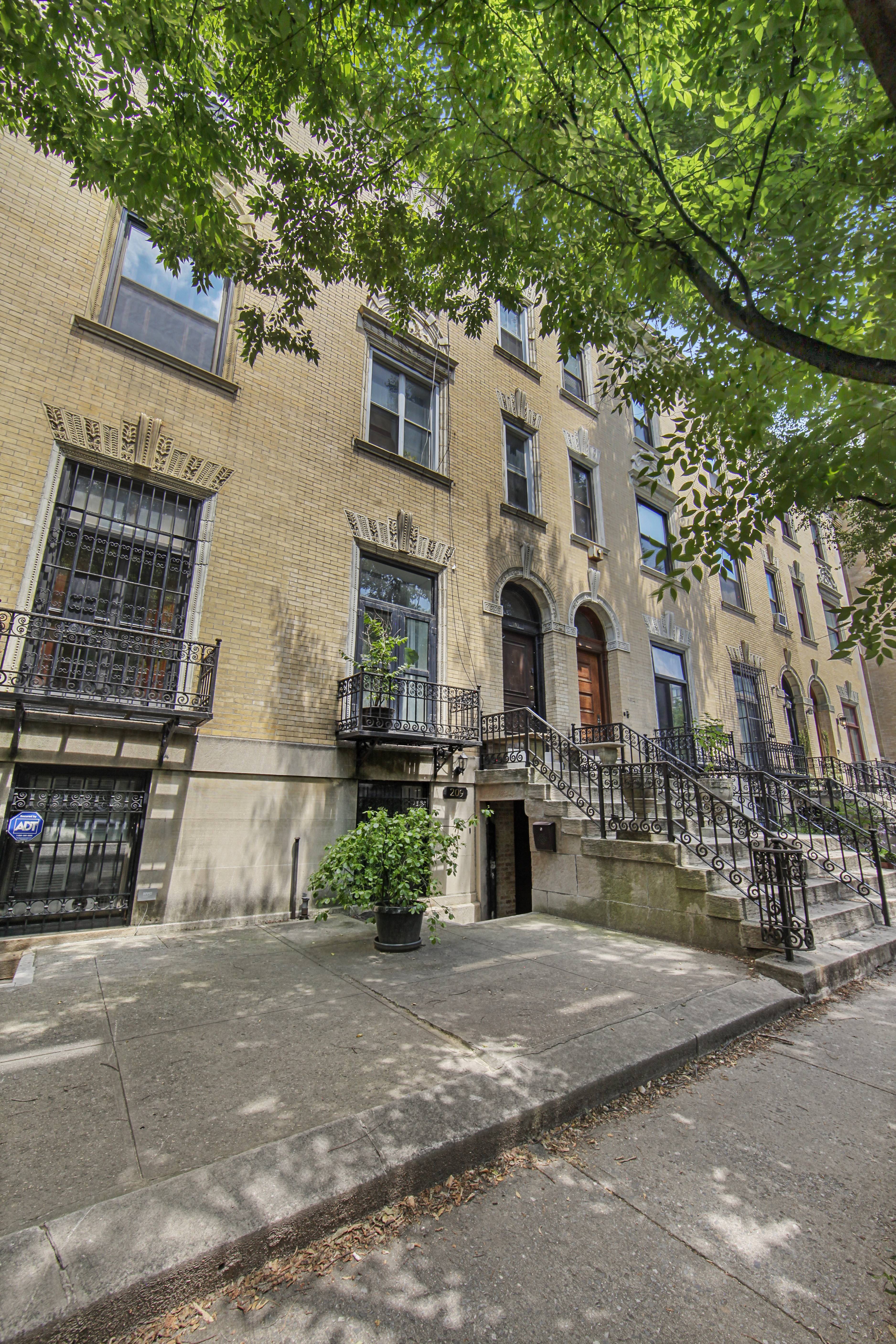 209 West 138th Street Th, Harlem, Upper Manhattan, NYC - 5 Bedrooms  
3.5 Bathrooms  
10 Rooms - 