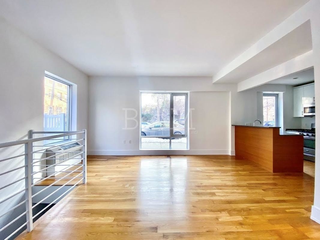 15 Kingsland Avenue 1F, Williamsburg, Brooklyn, New York - 1 Bedrooms  
1.5 Bathrooms  
3 Rooms - 