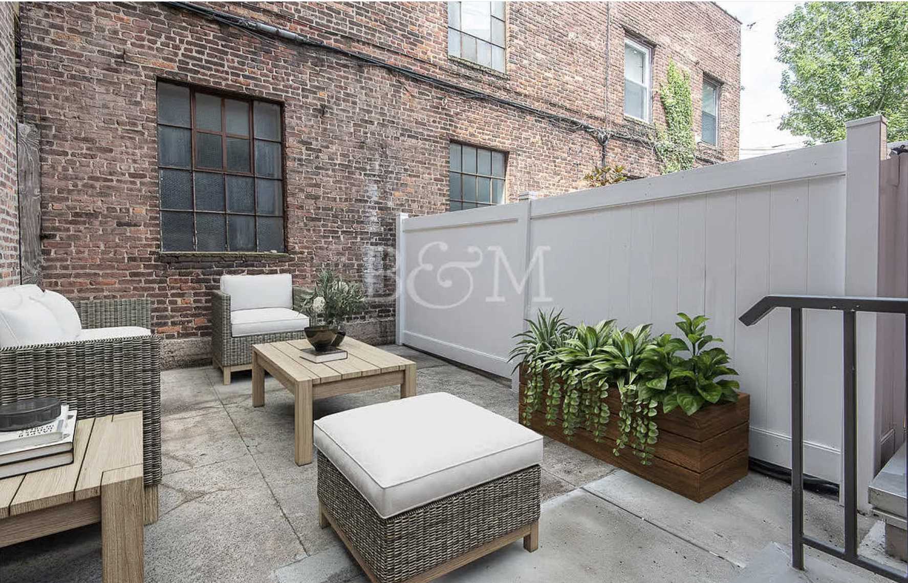 327 Manhattan Avenue 1R, Williamsburg, Brooklyn, New York - 2 Bedrooms  
1 Bathrooms  
4 Rooms - 