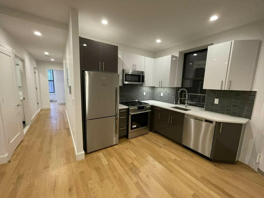 2053 Frederick Douglass Boulevard 4-E, West Harlem, Upper Manhattan, NYC - 4 Bedrooms  
2 Bathrooms  
5 Rooms - 