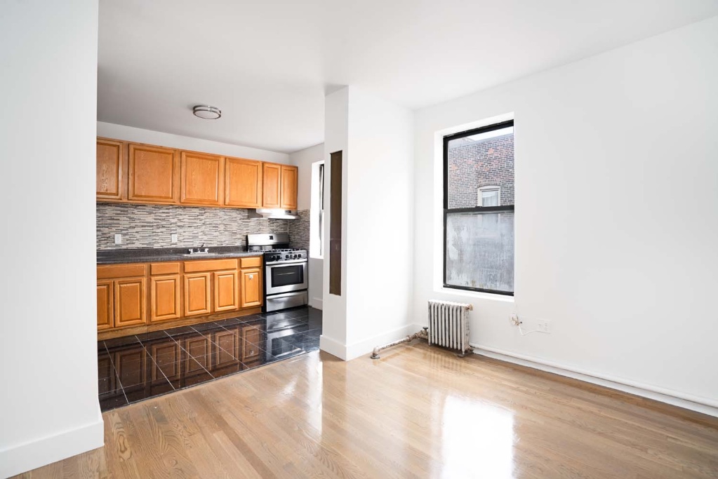 561 West 143rd Street 22, Hamilton Heights, Upper Manhattan, NYC - 4 Bedrooms  
2 Bathrooms  
8 Rooms - 