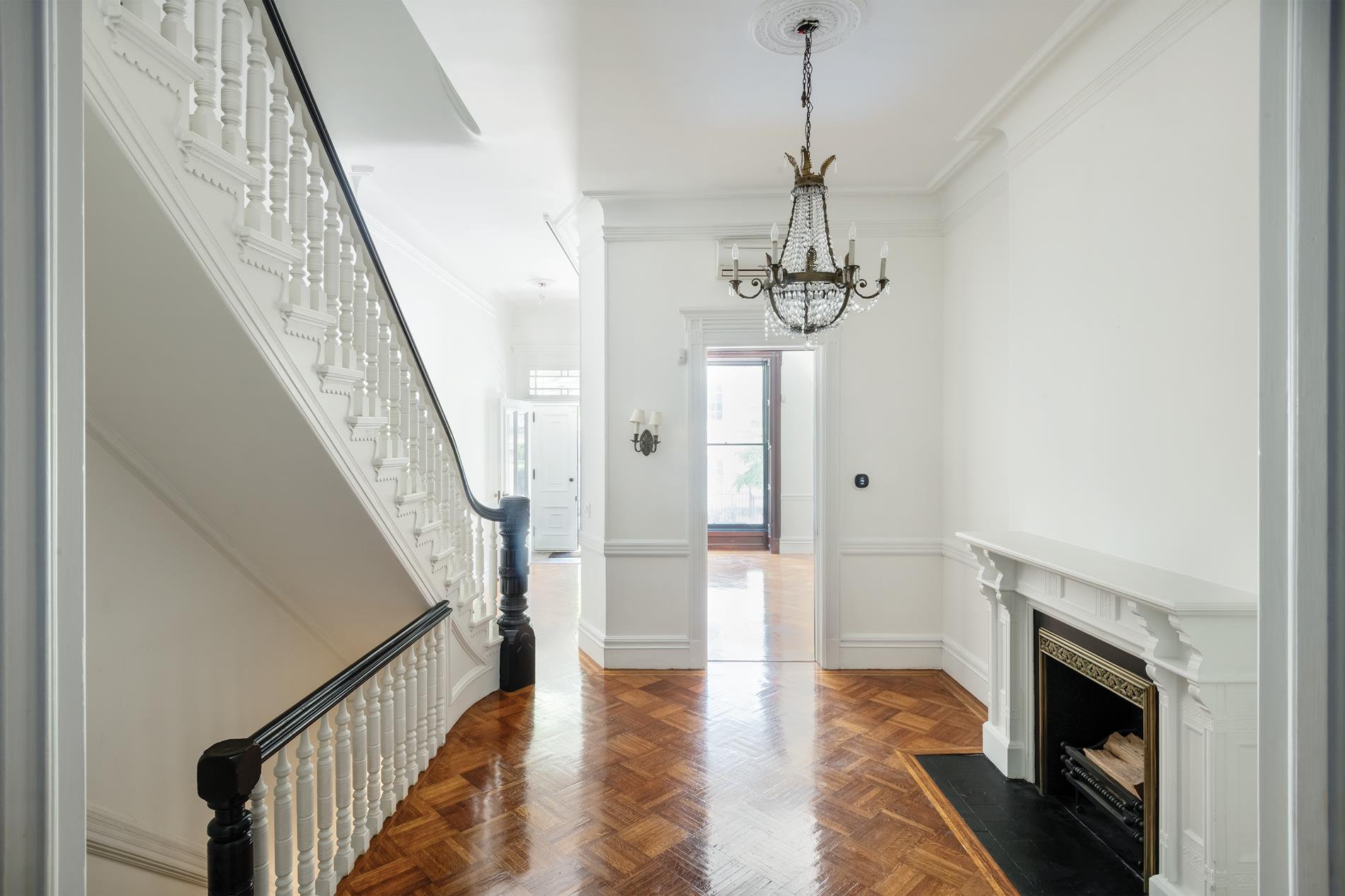 38 East 70th Street, Upper East Side, Upper East Side, NYC - 6 Bedrooms  
4.5 Bathrooms  
12 Rooms - 