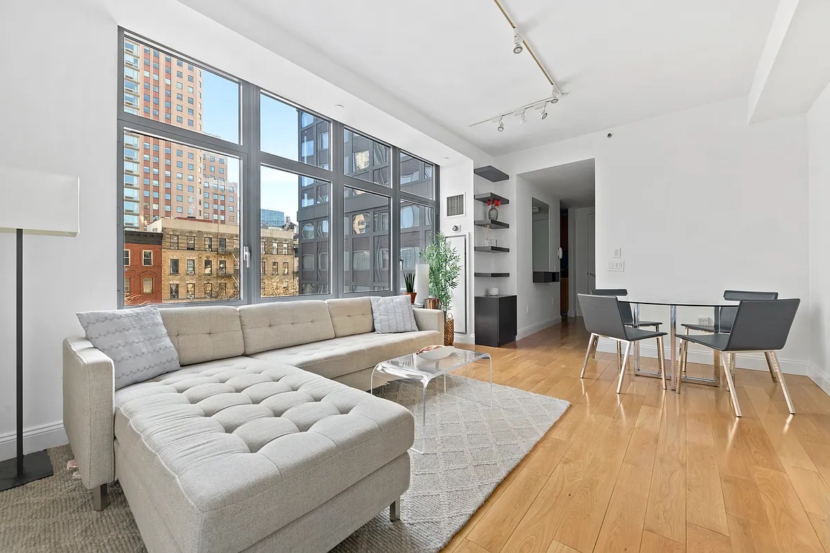 310 West 52nd Street 5A, Hells Kitchen, Midtown West, NYC - 1 Bedrooms  
1.5 Bathrooms  
4 Rooms - 