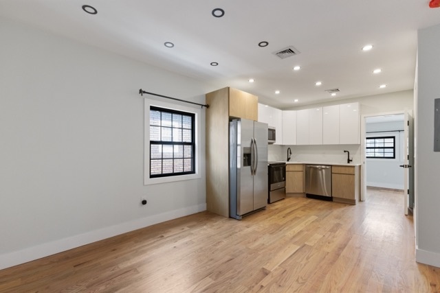 153 East 39th Street 2, East Flatbush, Brooklyn, New York - 3 Bedrooms  
1 Bathrooms  
5 Rooms - 