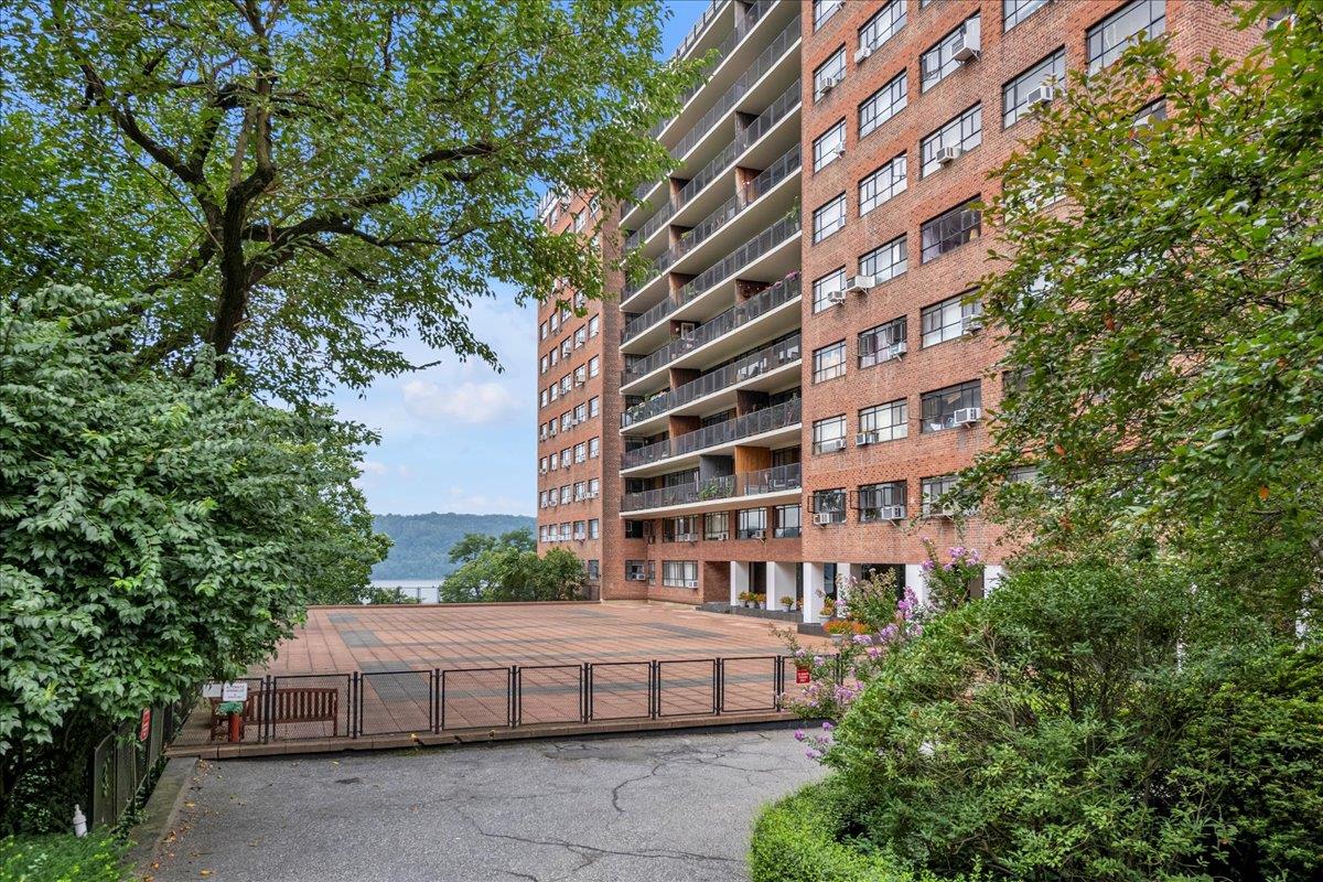 2727 Palisade Avenue 7-B, Spuyten Duyvil, Bronx, New York - 2 Bedrooms  
2 Bathrooms  
4 Rooms - 