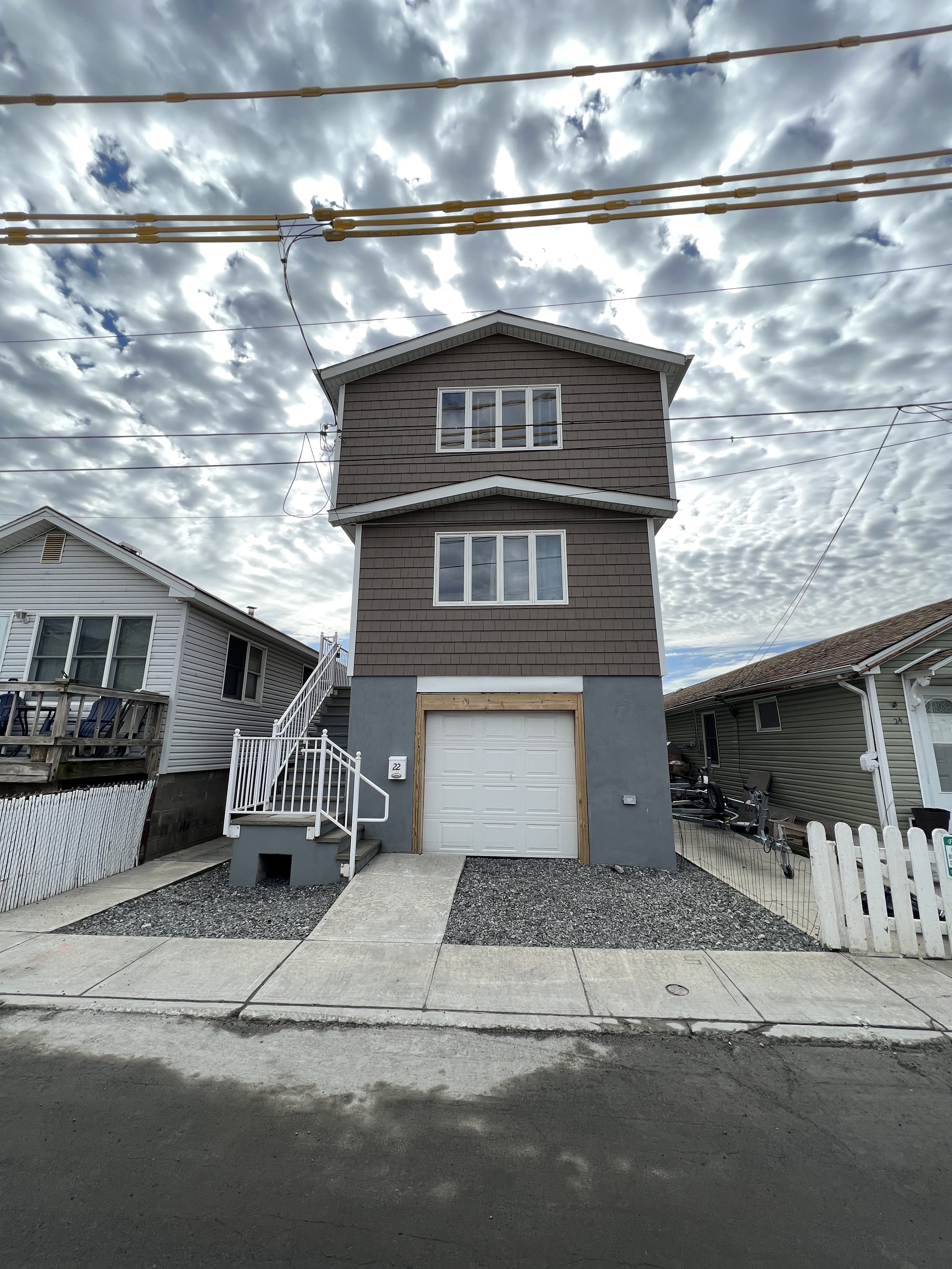 22 W 16th Rd , Broad Channel, Queens, New York - 2 Bedrooms  
2 Bathrooms  
6 Rooms - 