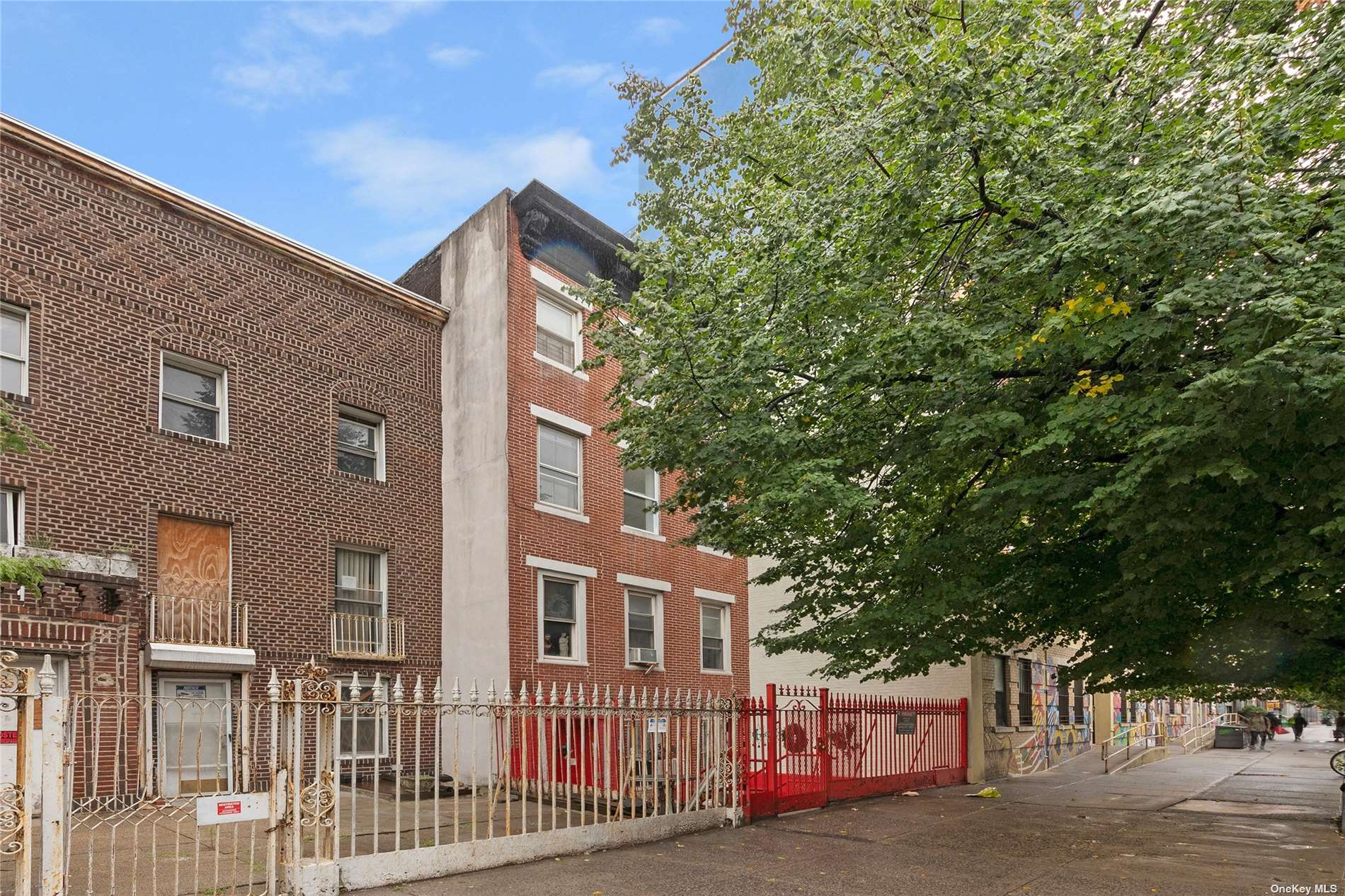 439 East 116th Street, East Harlem, Upper Manhattan, NYC - 4 Bedrooms  
4 Bathrooms  
15 Rooms - 