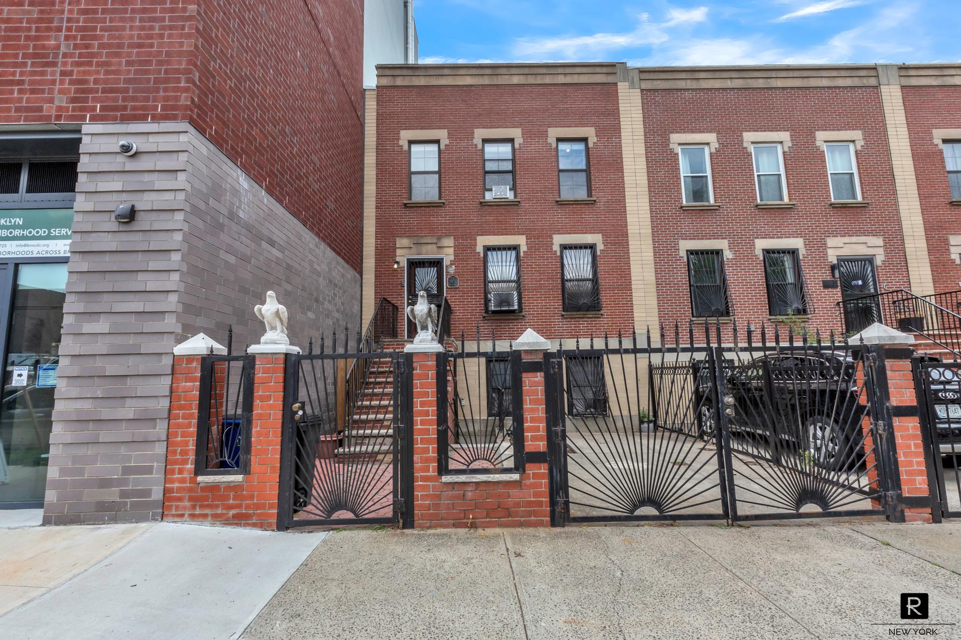 16 Bancroft Place 1, Ocean Hill, Brooklyn, New York - 3 Bedrooms  
2.5 Bathrooms  
6 Rooms - 