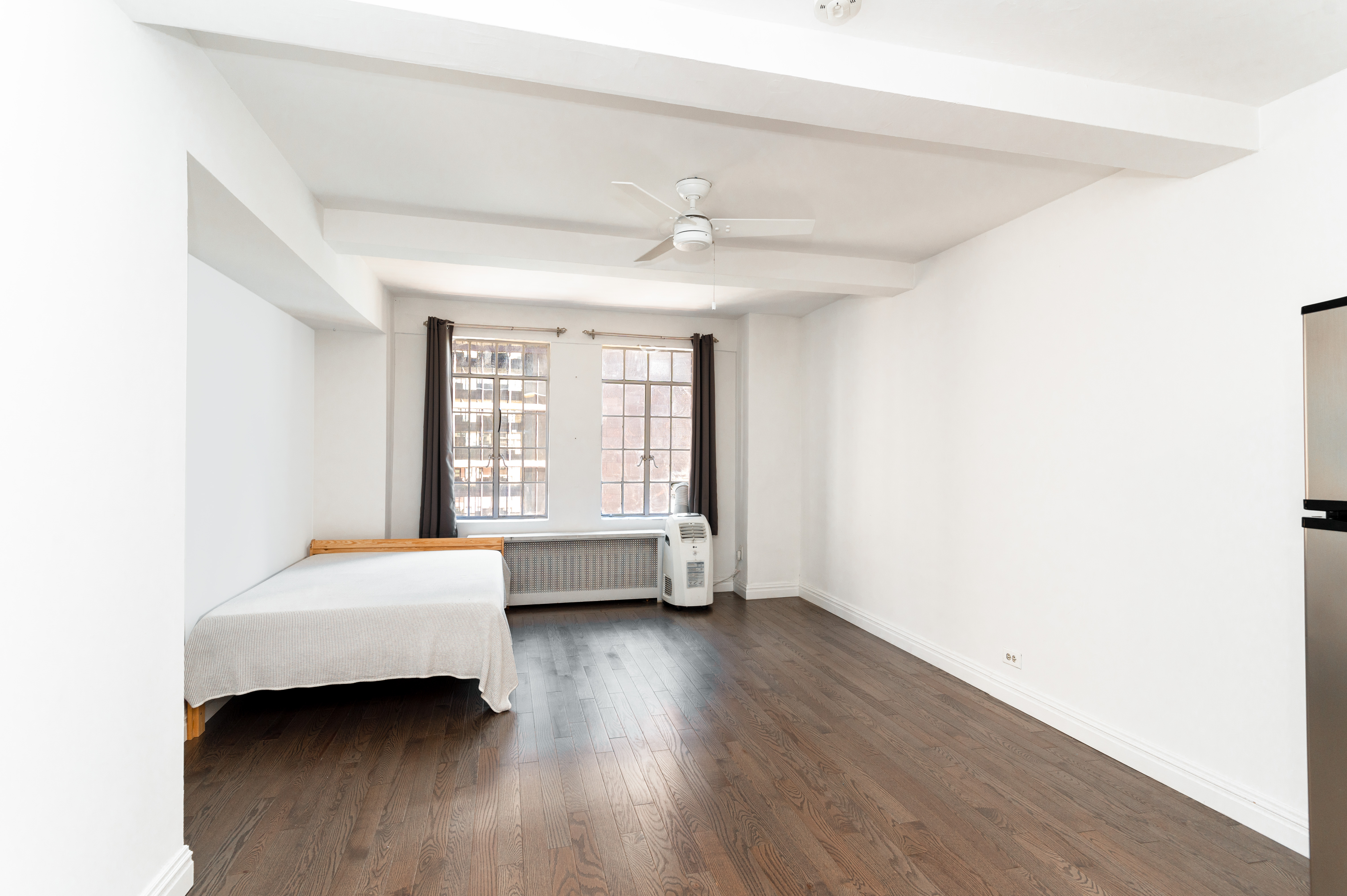 Photo 1 of 320 East 42nd Street 805, Midtown East, NYC, $2,600, Web #: 1081902360