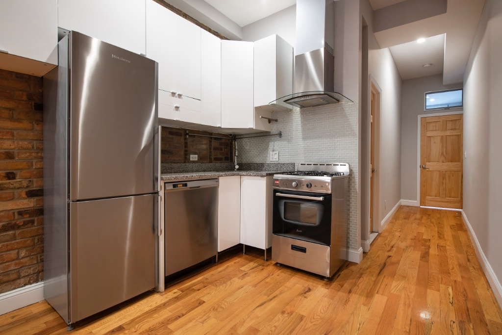 267 Powers Street 1, Williamsburg, Brooklyn, New York - 2 Bedrooms  
2 Bathrooms  
4 Rooms - 