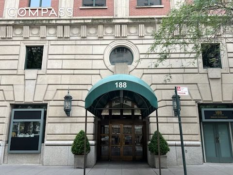 188 East 70th Street 4C, Upper East Side, Upper East Side, NYC - 3 Bedrooms  
3 Bathrooms  
5 Rooms - 