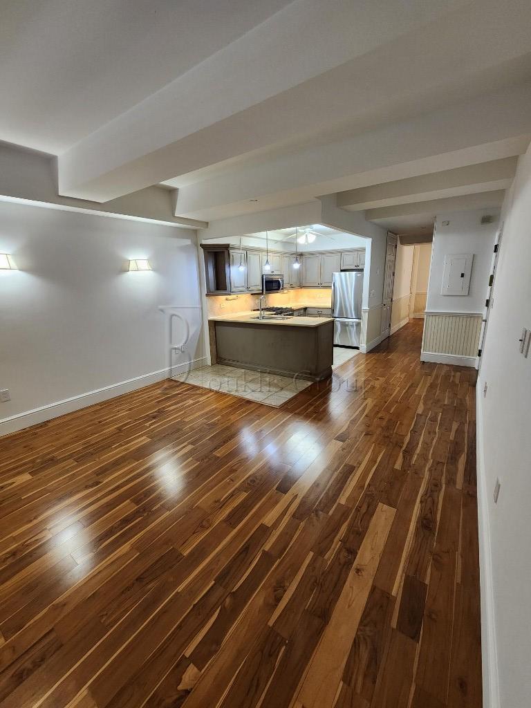 12-07 31st Avenue 1, Astoria, Queens, New York - 2 Bedrooms  
2 Bathrooms  
6 Rooms - 