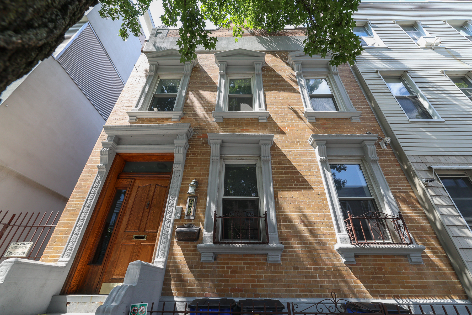 365 Manhattan Avenue Building, Williamsburg, Brooklyn, New York - 5 Bedrooms  
4 Bathrooms  
10 Rooms - 