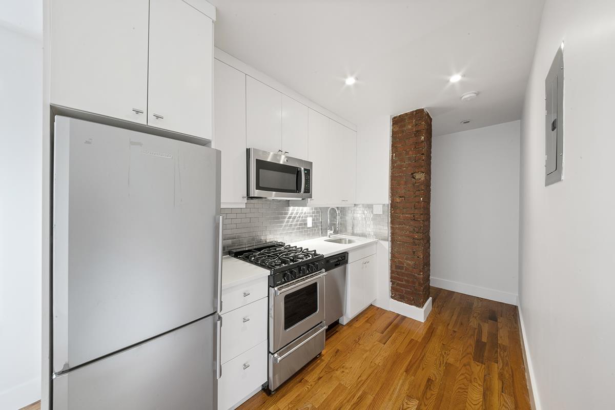 304 10th Street 5, Park Slope, Brooklyn, New York - 3 Bedrooms  
1 Bathrooms  
5 Rooms - 