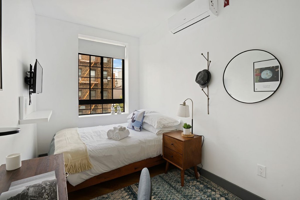 378 South 3rd Street 3R, Williamsburg, Brooklyn, New York - 3 Bedrooms  
1 Bathrooms  
5 Rooms - 