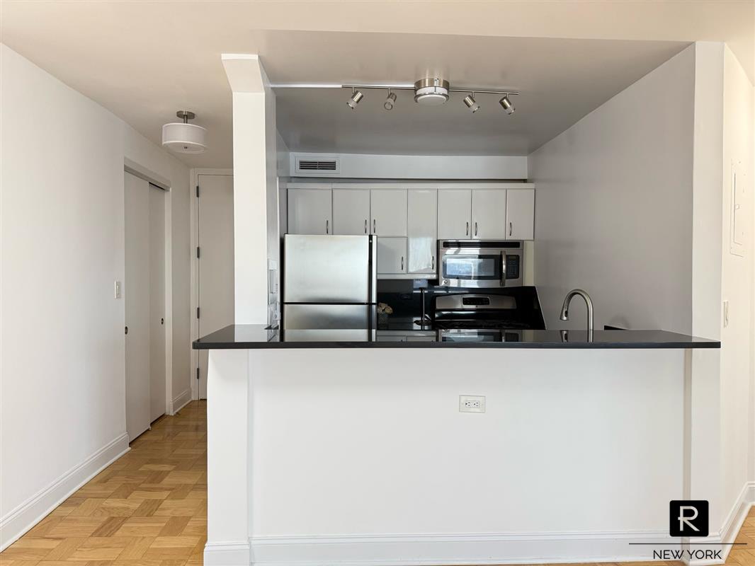 Photo 1 of 415 East 37th Street 34-C, Midtown East, NYC, $7,500, Web #: 1086220685