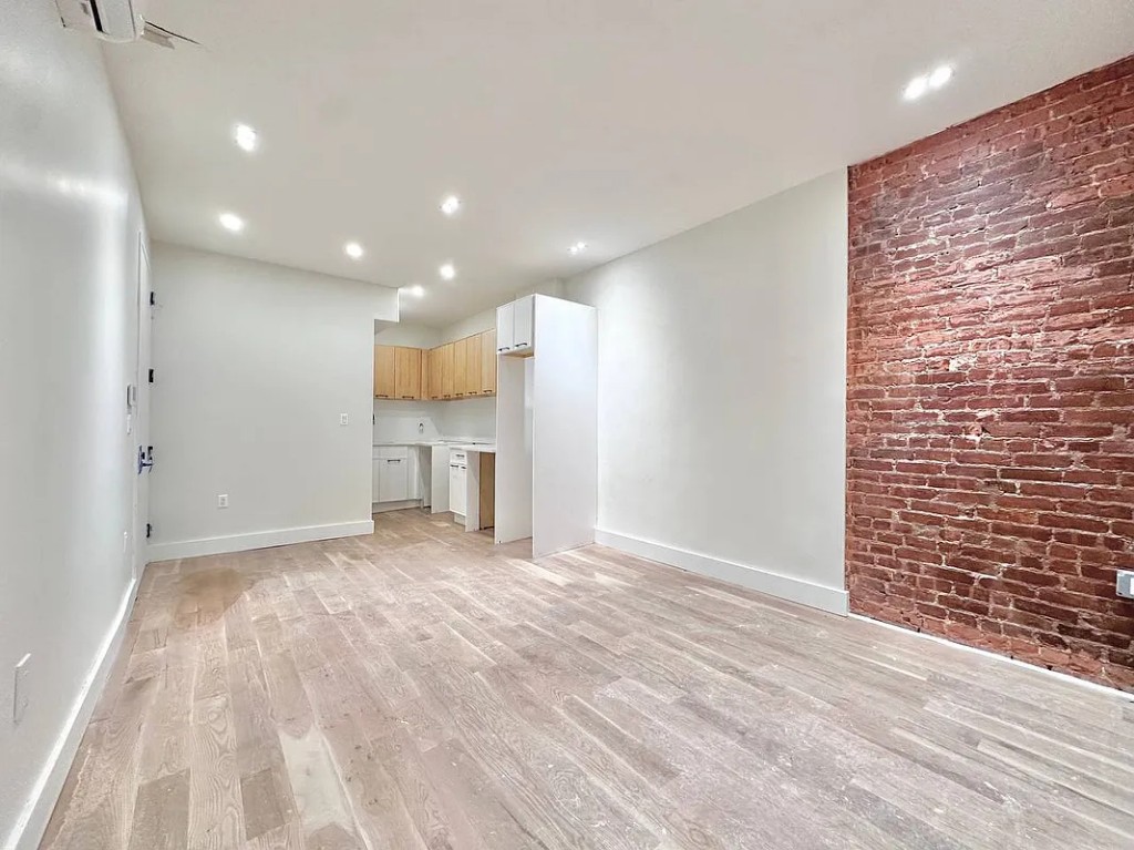 329 East 52nd Street 2A, Murray Hill, Midtown East, NYC - 2 Bedrooms  
1 Bathrooms  
4 Rooms - 