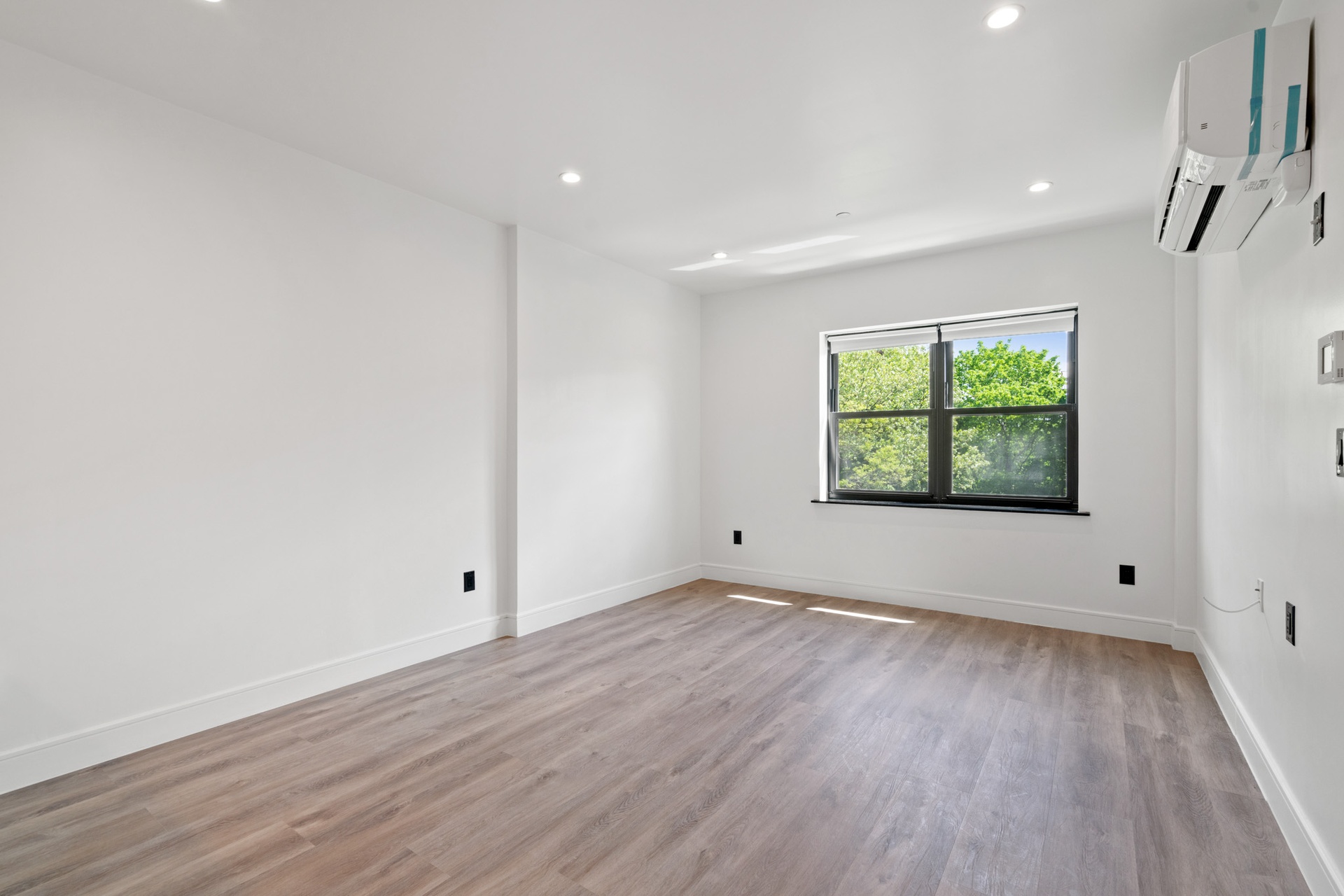 35-64 85th Street 4-G, Jackson Heights, Queens, New York - 1 Bedrooms  
1 Bathrooms  
3 Rooms - 