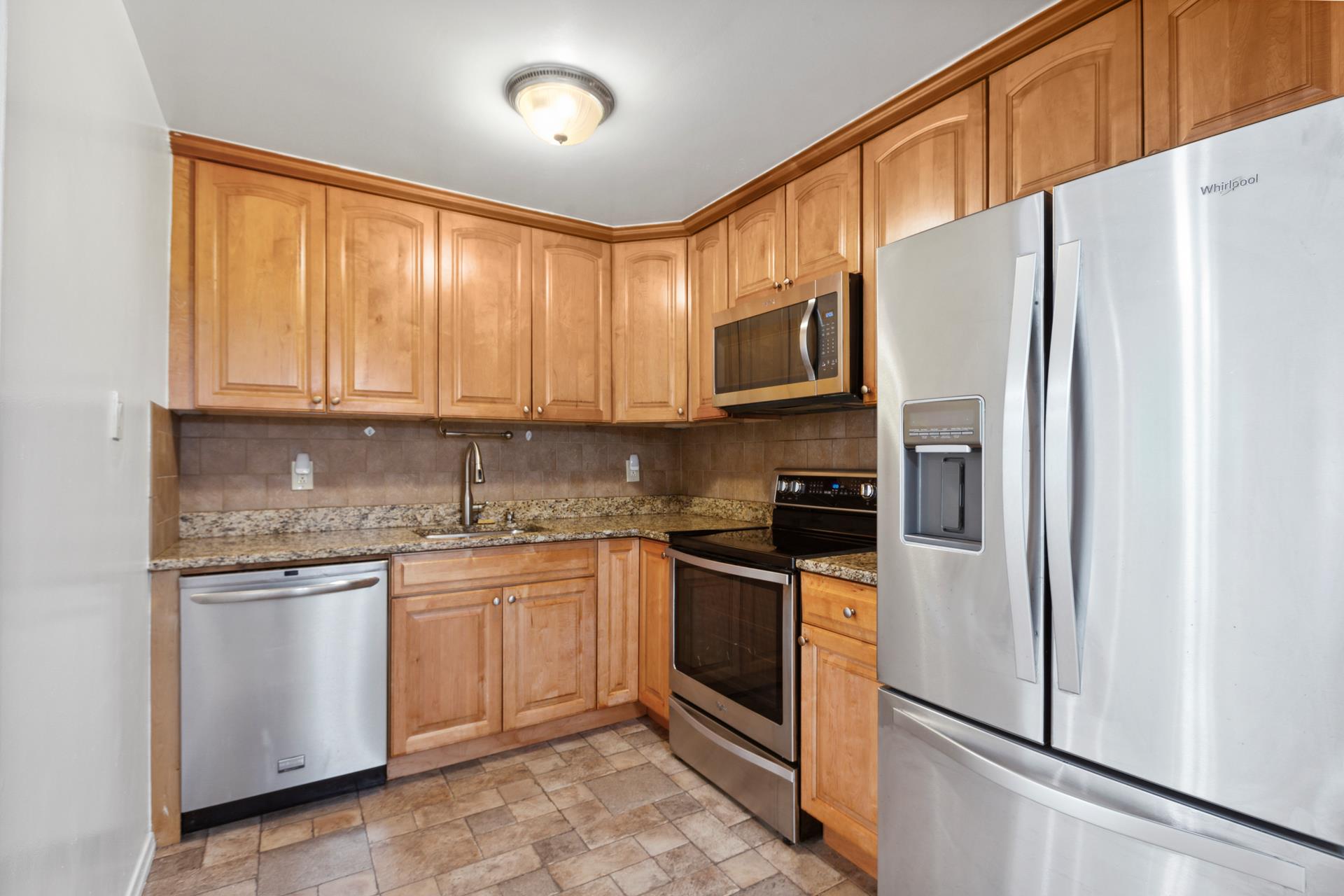 3220 Johnson Avenue 3, Central Riverdale, Bronx, New York - 3 Bedrooms  
1.5 Bathrooms  
6 Rooms - 