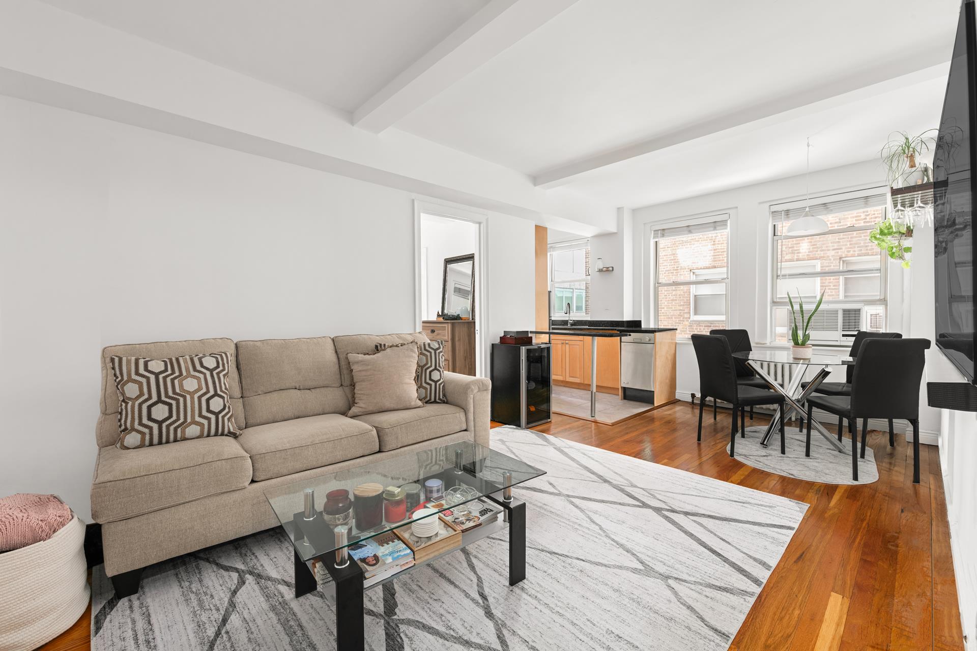 333 East 43rd Street 709, Turtle Bay, Midtown East, NYC - 1 Bedrooms  
1 Bathrooms  
3 Rooms - 